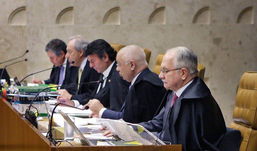 Por 6 votos a 5, ministros do Supremo Tribunal Federal entendem que condenados em segunda instância já podem ser presos em regime fechado; presidente do STF, ministra Cármen Lúcia desempatou o placar; foi vencido o parecer do relator, Marco Aurélio Mello, que votou contra a prisão após segunda instância; "Tempos são estranhos. Quem sabe?", comentou