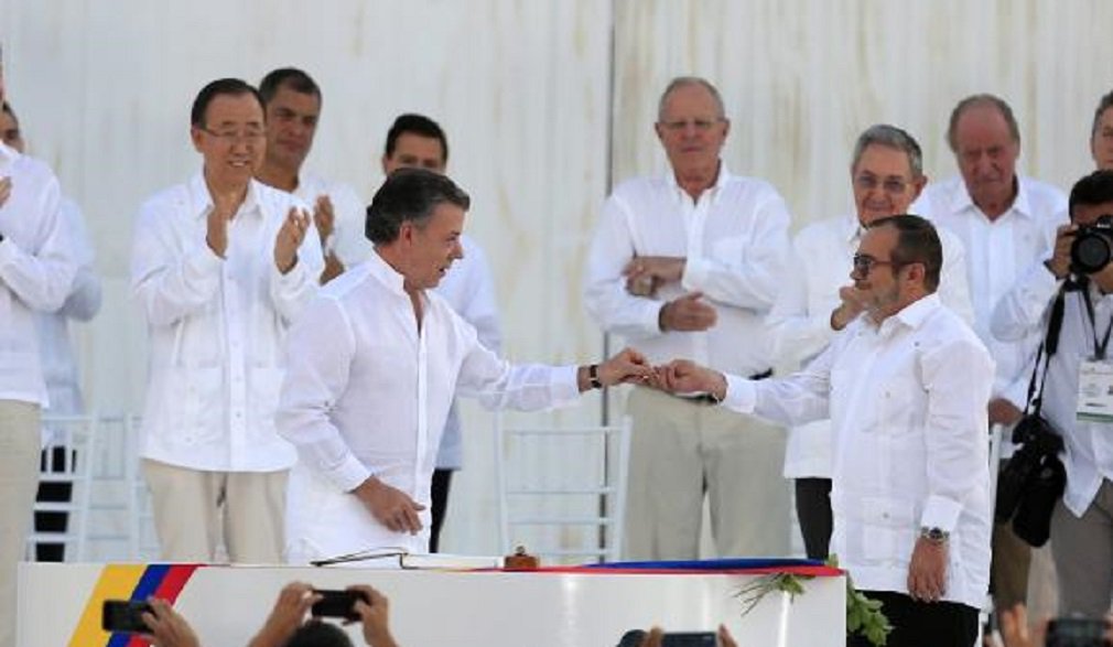 O histórico acordo de paz, que pode colocar um fim a meio século de guerra entre o governo e o maior grupo guerrilheiro da Colômbia, será submetido neste domingo a um plebiscito; para que ele possa ser implementado, terá que ser aprovado por no mínimo 4,5 milhões de colombianos (13% dos quase 35 milhões de eleitores); acordo de 297 páginas é fruto de quatro anos de difíceis negociações, entre o presidente Juan Manuel Santos e o líder dos 7 mil guerrilheiros das Forcas Armadas Revolucionarias da Colômbia (Farc), Rodrigo Londoño Echeverri, conhecido como Timochenko