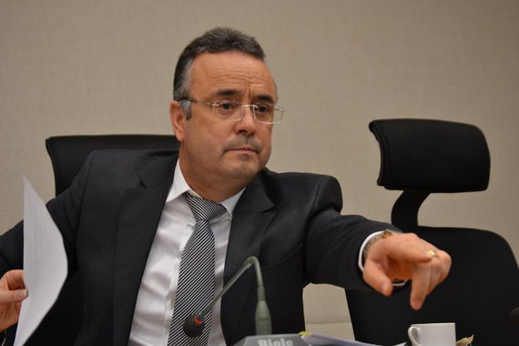 O presidente da CPI dos Transportes no DF, Bispo Renato Andrade (PR), afirmou que pretende pedir ao MP o compartilhamento de documentos das investigações sobre fraude na licitação do transporte público de Brasília; ele também estuda a reconvocação de suspeitos de fraudar a licitação; o advogado Sacha Reck, o pai dele, Garrone Reck, servidores públicos e empresários combinavam os termos do edital de licitação antes do lançamento da concorrência; documentos  demonstram que o edital de licitação de 2011, no governo Agnelo Queiroz, para transporte público do Distrito Federal foi elaborado pela empresa Logitrans, de Garrone Reck, em conjunto com Sacha Reck e Melina Reck, advogados de empresas dos grupos Gulin e Constantino