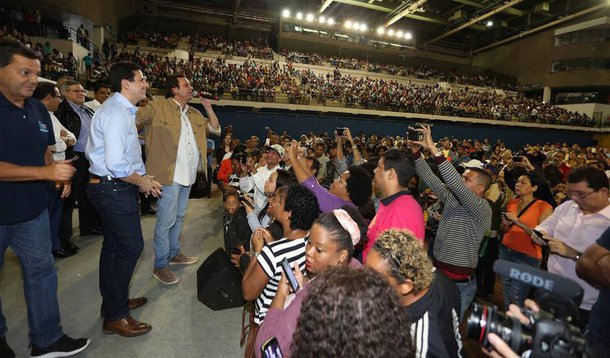 O prefeito do Rio, Eduardo Paes, acompanhado do ministro das Cidades, Bruno Araújo, fez a maior entrega da história do programa Minha Casa, Minha Vida na cidade do Rio de Janeiro; foram 4 mil chaves das 5 mil unidades a serem entregues até a próxima quarta-feira (29); o Rio de Janeiro é o campeão no País em número de moradias para baixa renda; desde 2009 foram entregues ou contratadas 59.666 unidades, através de parceria entre a prefeitura e o governo Federal