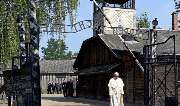 Em espanhol, o líder católico escreveu uma mensagem no "Livro de Honra" às vítimas dos campos de concentração nazista de Auschwitz e Birkenau, símbolos de horror da Segunda Guerra Mundial e palco da morte de milhões de judeus: "Senhor, tende piedade do teu povo! Senhor, perdoa tanta crueldade", escreveu o Pontífice