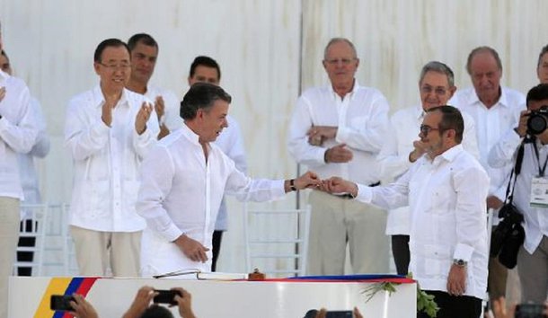 O histórico acordo de paz, que pode colocar um fim a meio século de guerra entre o governo e o maior grupo guerrilheiro da Colômbia, será submetido neste domingo a um plebiscito; para que ele possa ser implementado, terá que ser aprovado por no mínimo 4,5 milhões de colombianos (13% dos quase 35 milhões de eleitores); acordo de 297 páginas é fruto de quatro anos de difíceis negociações, entre o presidente Juan Manuel Santos e o líder dos 7 mil guerrilheiros das Forcas Armadas Revolucionarias da Colômbia (Farc), Rodrigo Londoño Echeverri, conhecido como Timochenko