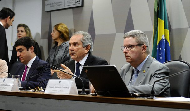 Por 14 votos a favor e 5 contra, a Comissão do Impeachment aprovou o relatório de Antonio Anastasia que recomenda a continuidade do processo e o julgamento de Dilma Rousseff por crime de responsabilidade; com o resultado, o golpe avançou no Senado; relatório deverá ser agora lido na sessão do plenário marcada para as 14h; para ir a julgamento final, parecer ainda precisa ser aprovado na terça-feira em plenário; saiba como votou cada senador