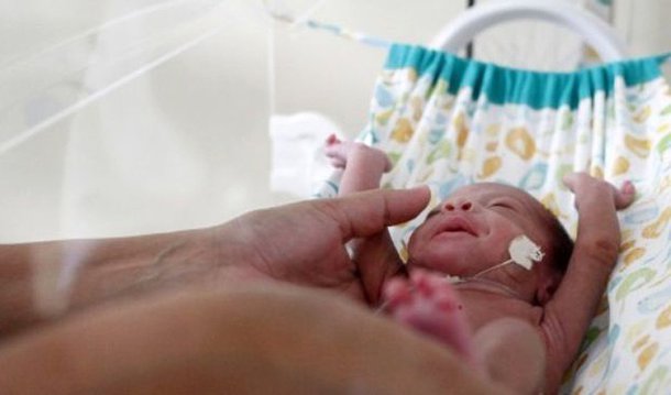 O Distrito Federal registrou em 2015 a menor taxa de mortalidade infantil dos últimos 16 anos: 10,6 óbitos por mil nascidos vivos — queda de 26,4% em relação ao ano 2000; do total de 487 mortes registradas no ano passado, 77% ocorreram no período neonatal (até 27 dias de vida); já quanto à causa dos óbitos, as afecções perinatais — complicações de saúde que surgem antes, durante ou logo após o parto — correspondem a 62,4% das ocorrências; a segunda maior causa de mortalidade foram as malformações congênitas, correspondendo a 25,9% do total