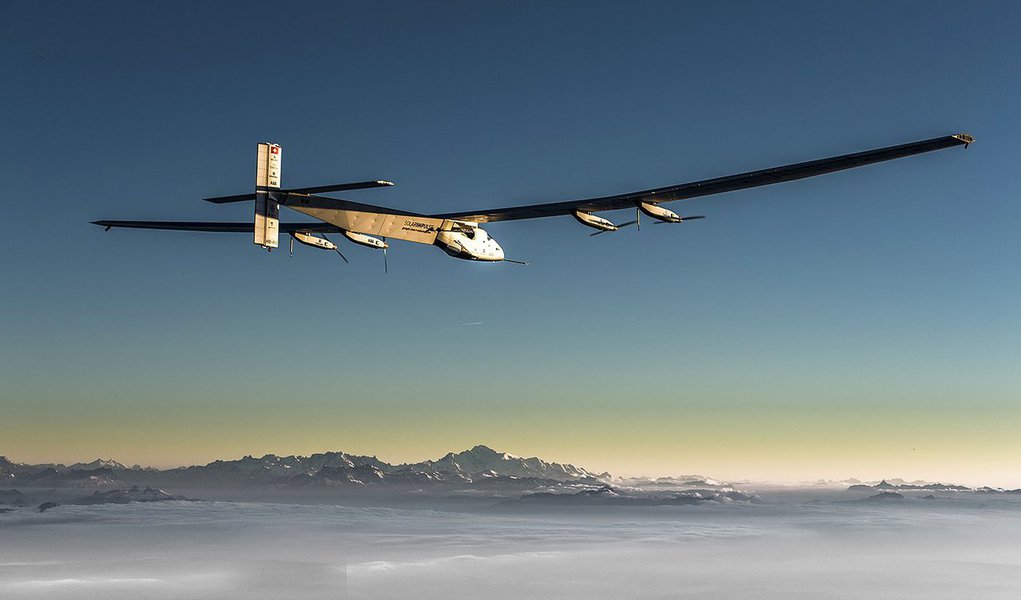 Movido somente a baterias que acumulam energia solar, o SI-2 iniciou a viagem de volta ao mundo em Abu Dhabi, no dia 9 de março de 2015. A aeronave é pilotada pelo suíço Bertrand Piccard, autor do primeiro voo transatlântico em um aeroplano capaz de voar sem combustível, similar ao usado no atual projeto