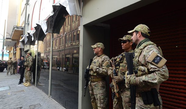Jornalista Fernando Brito questiona a necessidade de “fuzileiros” na porta da sede do PT, "posando para fotos junto do toldo com a marca do partido", às 6h da manhã desta quinta, na deflagração da Operação Custo Brasil; "É assim que a Polícia Federal quer ser vista como uma instituição qualificada e eficiente, quando se porta como uma tropa de choque? Qualquer que seja a razão da operação na sede petista – como seria na de qualquer partido – não há nenhuma razão para transformá-la num cenário de guerra", afirma ele
