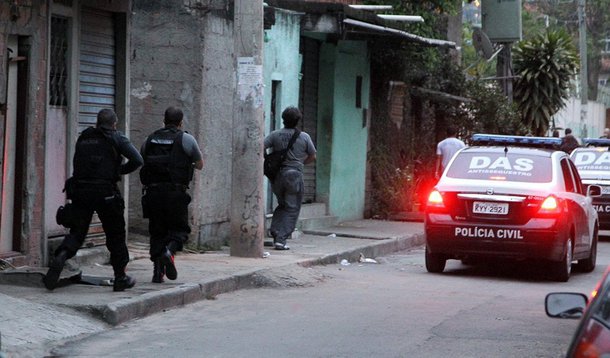 Policiais civis e rodoviários federais fazem uma operação em comunidades de Cordovil, na zona norte do Rio, para tentar prender três suspeitos de atirar no agente Marzio Deon Rezende; o inspetor da Polícia Rodoviária Federal (PRF) ficou ferido no último dia 13, durante uma tentativa de assalto na Rodovia Washington Luís (BR-040)