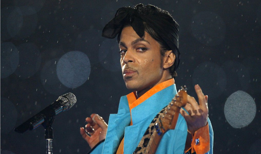 Análises mostraram que o superstar da música pop, encontrado morto em sua casa em Minneapolis no final de abril, morreu de uma overdose de analgésico opiáceo, segundo reportagens publicadas nesta quinta-feira; a notícia surgiu após relatos iniciais de que Prince tinha o analgésico Percocet em seu sistema quando morreu; medicações prescritas também foram encontradas no local da morte