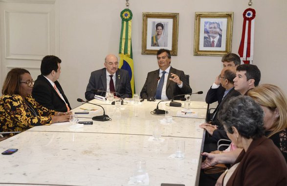 O governador Flávio Dino, se reuniu com o ministro do Desenvolvimento Social e Agrário (MDS), Osmar Terra, no Palácio dos Leões em São Luís, e anunciou o aumento de 12,5% no total de investimentos destinados ao programa Bolsa Escola (Mais Bolsa Família), que só este ano garantiu a compra de material escolar para mais de 1 milhão de estudantes da rede pública estadual; segundo o executivo, foram investidos mais de R$ 50 milhões para a compra de material escolar dos estudantes que já são beneficiários do Bolsa Família; o governo argumentou que o o ajuste amplia a possibilidade de compra de material escolar e também aquece o mercado nos 217 municípios do estado; também foi anunciada a expansão da rede de Restaurantes Populares