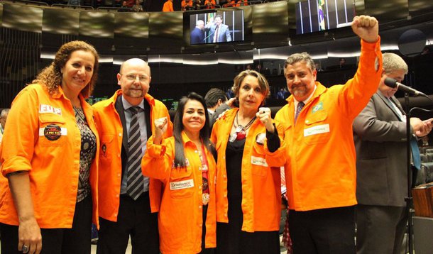 Contrários ao projeto que tira a obrigatoriedade da Petrobras de participar de toda exploração do pré-sal, votada neta noite na Câmara dos Deputados, os deputados de oposição, entre eles Paulo Pimenta (PT-RS), Jandira Feghali (PCdoB-RJ), Elvino Bohn Gass (PT-RS), Moema Gramacho (PT-BA), Erika Kokay (PT-DF), vestiram-se com uniformes de petroleiros para defender o pré-sal