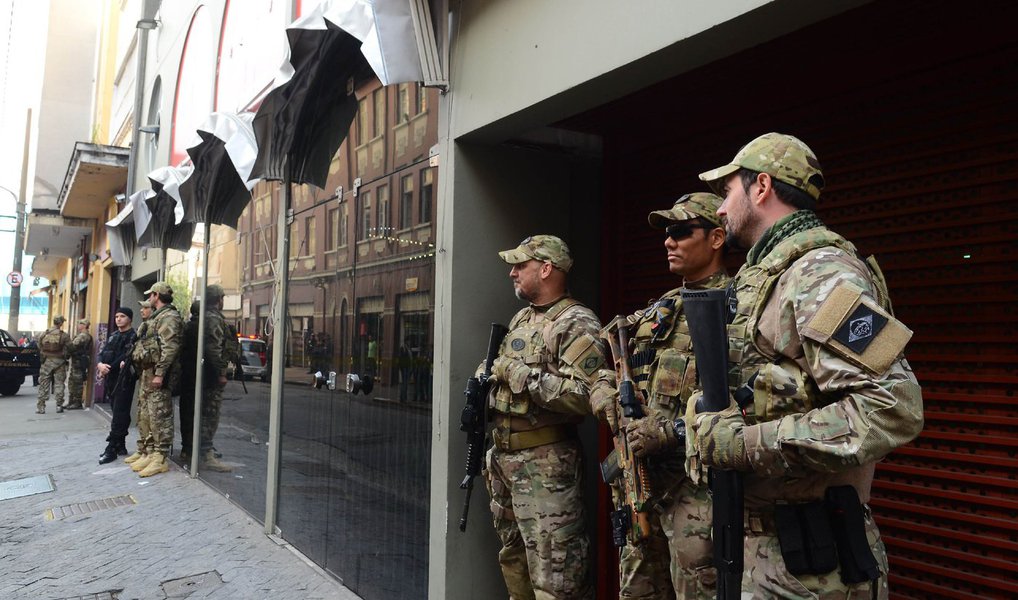 Jornalista Fernando Brito questiona a necessidade de “fuzileiros” na porta da sede do PT, "posando para fotos junto do toldo com a marca do partido", às 6h da manhã desta quinta, na deflagração da Operação Custo Brasil; "É assim que a Polícia Federal quer ser vista como uma instituição qualificada e eficiente, quando se porta como uma tropa de choque? Qualquer que seja a razão da operação na sede petista – como seria na de qualquer partido – não há nenhuma razão para transformá-la num cenário de guerra", afirma ele