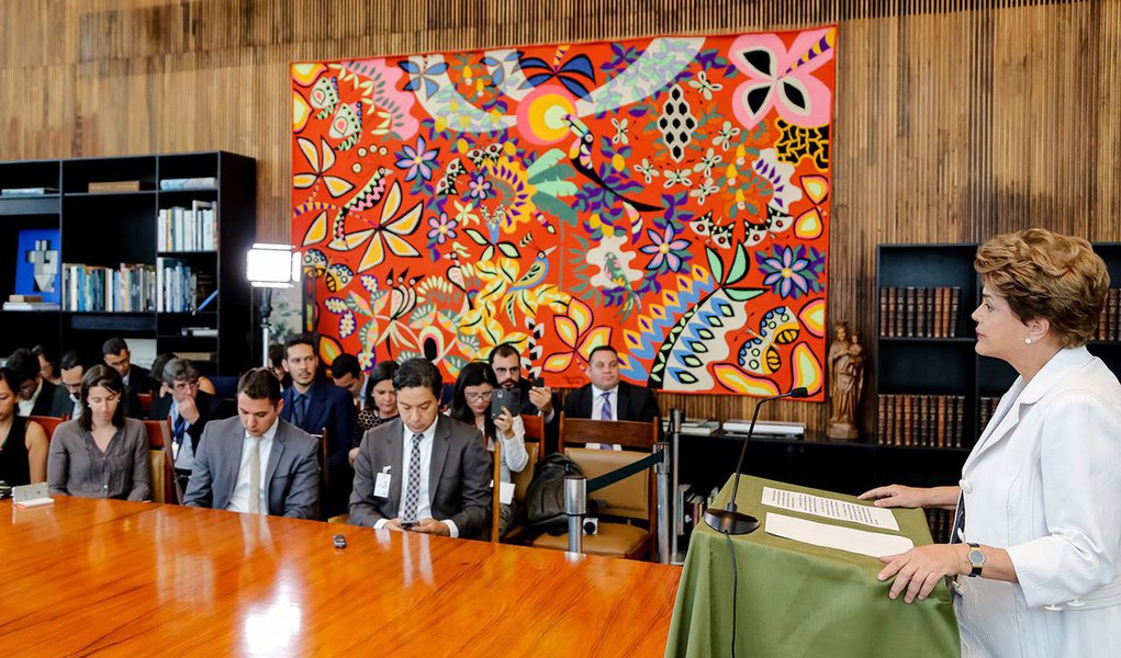 Para a jornalista, "quem mais tem a temer em matéria de constrangimento são os ex-ministros e ex-aliados que abandonaram a presidente afastada e agora votam contra ela"; "Mesmo entre adversários, haverá desconforto, assim como entre os petistas", opina Helena Chagas, do site Os Divergentes; segundo ela, por isso é que "nos próximos sete dias, haverá muita gente tentando demover a presidente afastada de seu comparecimento ou criando obstáculos processuais e regimentais para isso"