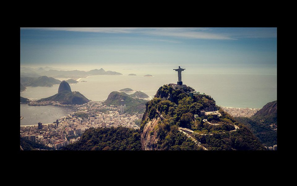 
A beleza dos panoramas que se descortinam no Rio de Janeiro já foi fotografada de todos os ângulos e em todas as situações. Mas esta talvez seja a primeira vez que, na calada da noite, a Cidade Maravilhosa se deixa fotografar sob a luz das incontáveis estrelas da Via Láctea. O autor dessa bela e misteriosa imagem que abre nosso serviço sobre o Rio no momento das Olimpíadas é o fotografo francês Thierry Cohen. Ele conseguiu captar nessa imagem o momento em que as estrelas do mar da Baia da Guanabara tocam as estrelas do céu.