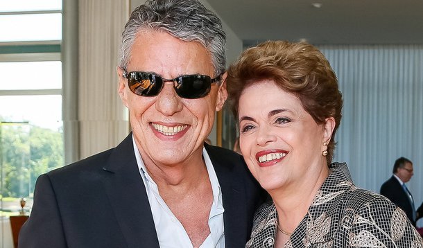 PT emitiu uma nota de agradecimento ao cantor e compositor Chico Buarque em razão da sua defesa pela democracia e pelo posicionamento que tomou contra o golpe parlamentar desferido contra a presidente eleita Dilma Rousseff; "Chico, como todos sabemos, nunca faltou ao Brasil e ao ideário democrático e progressista, bússola de sua brilhante trajetória artística e intelectual reconhecida em todo mundo. É com gestos assim, como o do Chico em defesa do mandato legítimo de nossa presidenta Dilma, que temos alento para continuar lutando", disse a legenda