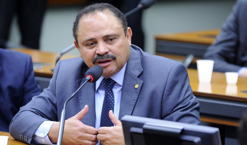 O deputado federal Waldir Maranhão (PP-MA) mandou recados ao Planalto do Planalto; ou o governo do presidente interino, Michel Temer, nomeia um indicado do parlamentar para uma vice-presidência da Caixa Econômica, ou pode causar problemas, porque ele voltará a assumir a presidência da Câmara quando o peemedebista estiver no exterior; a informação é da coluna Painel