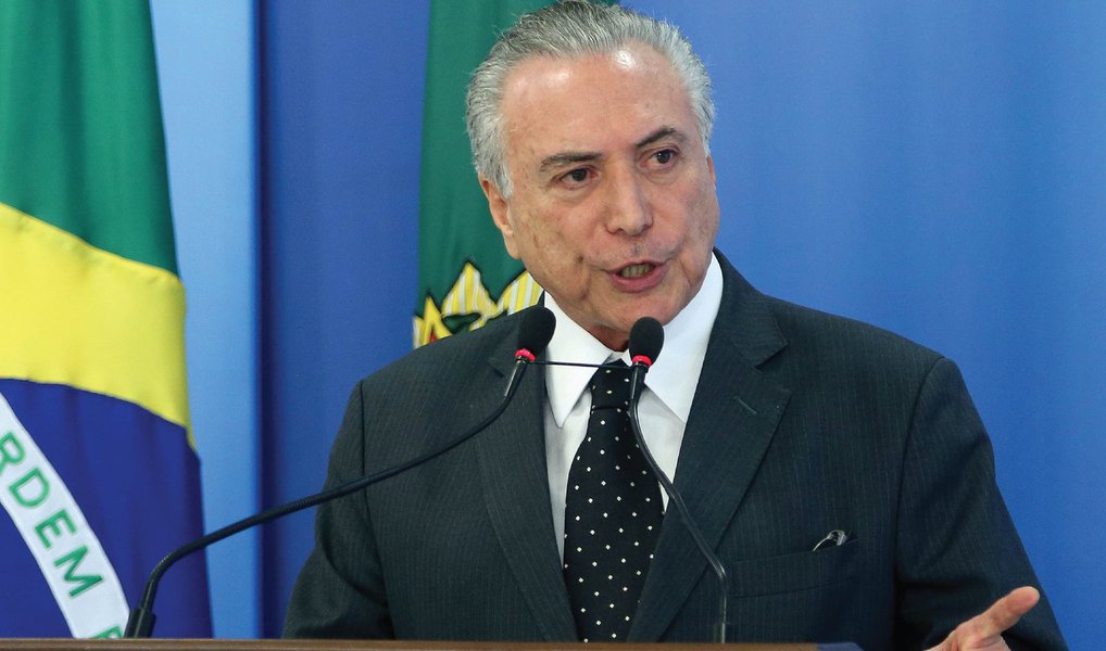 Ao contrário do que disse em evento no Palácio do Planalto no início do mês, quando assegurou que os percentuais referentes a saúde e educação não seriam modificados, o presidente interino incluiu as duas áreas em sua proposta de limitação de gastos públicos enviada ao Congresso; ao anunciar o pacote econômico, o ministro da Fazenda, Henrique Meirelles, disse que Michel Temer "não só concorda como é o grande patrocinador desse plano"