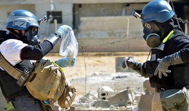 Socorristas de umerviço de resgate que opera em territórios rebeldes na Síria disseram que um helicóptero lançou recipientes de gás tóxico de segunda para terça-feira em uma cidade próxima do local onde um helicóptero militar russo foi abatido horas antes; segundo o porta-voz da Defesa Civil da Síria, 33 pessoas, a maioria mulheres e crianças, foram afetadas pelo gás em Saraqeb; tanto o governo quanto as forças da oposição vêm negando terem usado armas químicas durante a guerra civil de mais de cinco anos