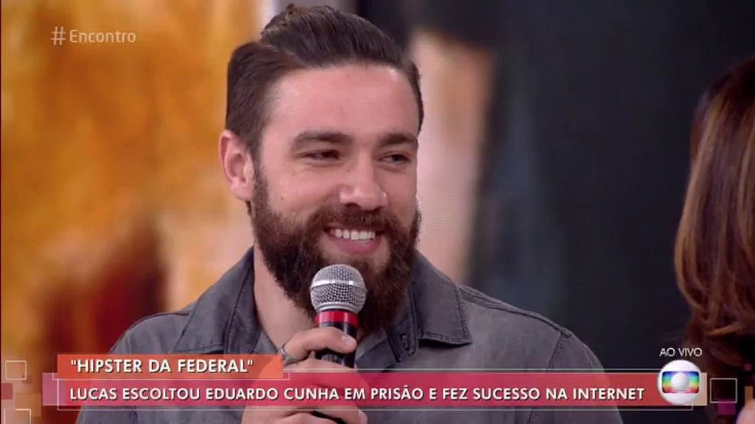 Agente da Polícia Federal Lucas Valença, que ficou famoso na internet pelo visual "hipster" depois de ter escoltado Eduardo Cunha no dia de sua prisão, concedeu entrevistas sem o consentimento da corporação; ele foi, por exemplo, ao programa "Encontro", de Fátima Bernardes, da TV Globo, e posou e concedeu entrevista para o site de celebridades Ego; Valença já responde a um processo administrativo na corporação, por ter utilizado uma lancha sem a autorização de seus superiores