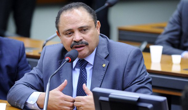 O deputado federal Waldir Maranhão (PP-MA) mandou recados ao Planalto do Planalto; ou o governo do presidente interino, Michel Temer, nomeia um indicado do parlamentar para uma vice-presidência da Caixa Econômica, ou pode causar problemas, porque ele voltará a assumir a presidência da Câmara quando o peemedebista estiver no exterior; a informação é da coluna Painel