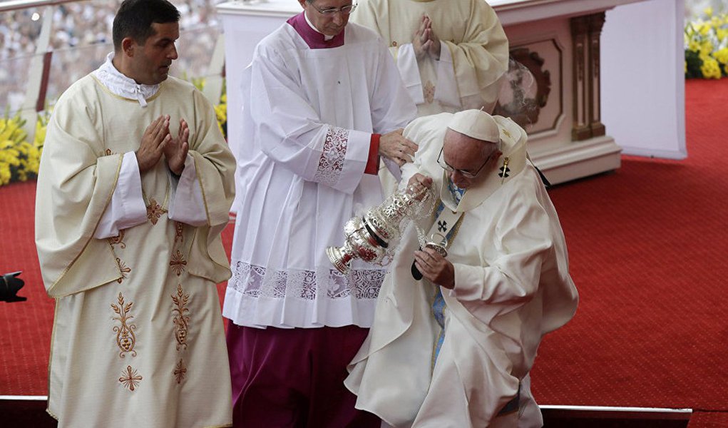 Durante uma missa realizada no santuário de Jasna Gora, em homenagem a Nossa Senhora de Czestochowa, na Polônia, o papa Francisco acabou caindo no altar montado para a celebração;  incidente ocorreu quando o pontífice estava se aproximando da imagem da santa pintada em um quadro com os incensos; ele foi ajudado por outros religiosos e retomou a celebração normalmente