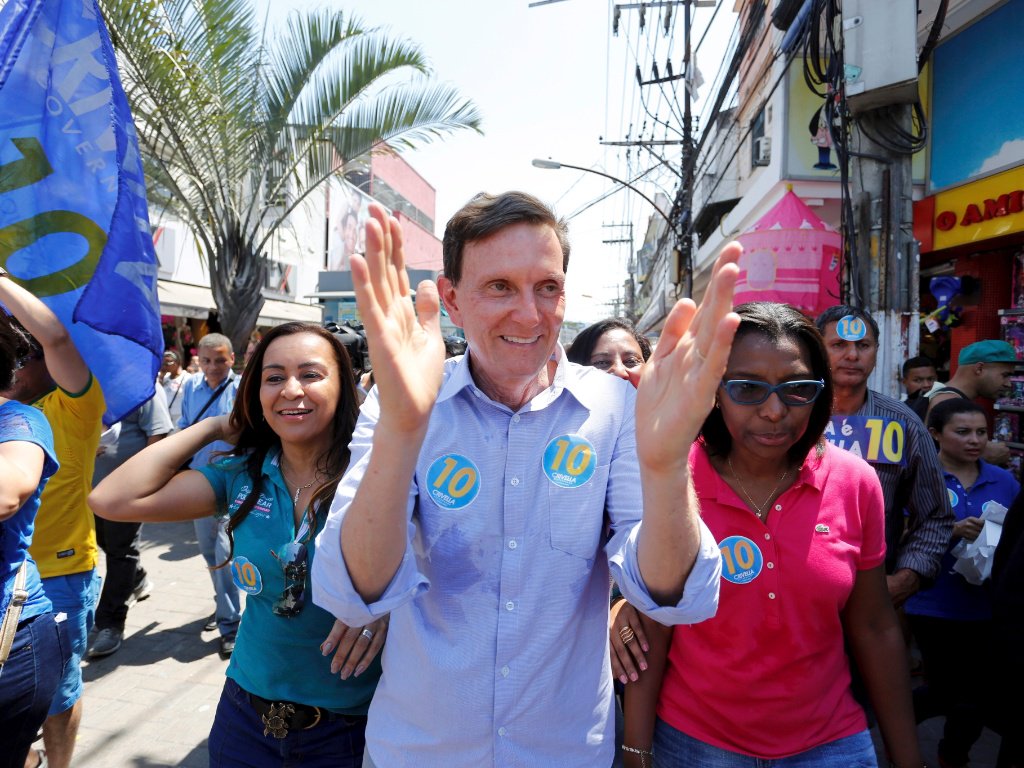 Pesquisa do Datafolha, divulgada neste sábado, mostra o senador Marcelo Crivella (PRB) com 58% das intenções de votos válidos contra 42% do deputado Marcelo Freixo (PSOL) na disputa pela Prefeitura do Rio; diferença entre os dois caiu 10 pontos percentuais em relação à última pesquisa, divulgada na terça-feira (25)