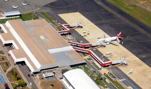 O governador do Maranhão, Flávio Dino, recebeu dirigentes da Empresa Brasileira de Infraestrutura Aeroportuária (Infraero) no Palácio dos Leões para tratar sobre o caos no aeroporto internacional de São Luís (MA), Marechal Hugo da Cunha Machado. A Infraero garantiu que problemas já foram resolvidos e o terminal funciona normalmente; um curto-circuito causou um princípio de incêndio na noite de sexta-feira (17) no aeroporto e prejudicou o embarque e desembarque de passageiros durante o fim de semana