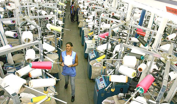 Pesquisa de Nível de Emprego do Departamento de Pesquisas e Estudos Econômicos (Depecon) da Federação e do Centro das Indústrias do Estado de São Paulo (Fiesp e Ciesp) aponta que a indústria de transformação paulista fechou 11 mil postos de trabalho em agosto, recuo de 0,49% em relação ao mês anterior; projeções apontam que a indústria paulista deverá fechar 165 mil postos de trabalho neste ano, contra 235,5 mil no ano passado