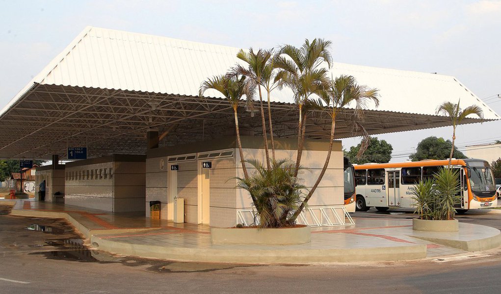 O Distrito Federal ganhou, desde o ano passado, dez terminais de ônibus — novos ou reformados — em oito regiões administrativas de Brasília; outros cinco serão inaugurados ainda em 2016 e mais dois até o início de 2017; com as novidades, mais de 720 mil pessoas serão beneficiadas; os terminais (oito construídos e nove reformados) têm a arquitetura bem diferente da anterior, com soluções que garantem acessibilidade