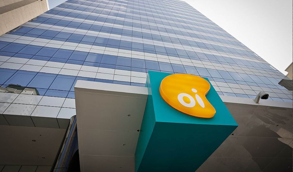 O juiz Fernando Viana, da 7ª Vara Empresarial do Rio, deferiu na noite desta quarta (29) o pedido de recuperação judicial do Grupo Oi; a empresa diz ter um total de R$ 65,4 bilhões em dívidas; o juiz determinou também que a Agência Nacional de Telecomunicações (Anatel) apresente, no prazo de cinco dias, uma relação de até cinco empresas, com "idoneidade e expertise sobre a matéria", que será avaliada pela Justiça para nomeação do administrador judicial