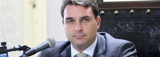 Filho do deputado federal Jair Bolsonaro (PSC-RJ), o deputado estadual Flávio Bolsonaro prometeu, durante convenção da legenda, que definirá melhor as prioridades para recursos, e investir mais em saúde e educação; embora apoie temas como a redução da maioridade penal, o acesso ao porte de armas ou a visão sobre a tortura no regime militar, o candidato já demonstrava querer se desvincular das ideias radicais do pai; "Tenho gays na minha equipe", havia dito ele em outra ocasião, na qual também rechaçou "esse rótulo de Bolsonaro light"; quem também a candidatura oficializada foi deputado estadual Carlos Osório (PSDB)