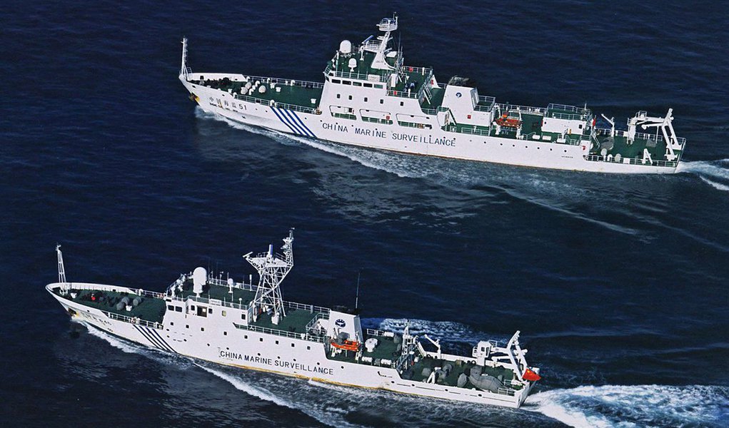 Juízes de um tribunal arbitral em Haia rejeitaram nesta terça-feira as reivindicações chinesas de direitos econômicos sobre amplas partes do Mar do Sul da China, em decisão que será comemorada como uma vitória pelas Filipinas; região é rica em recursos minerais, energia e pesca, além de ser rota por onde passa cerca de 50% do comércio marítimo mundial; China informou que não irá acatar a decisão