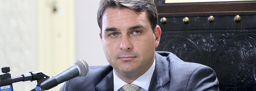 Filho do deputado federal Jair Bolsonaro (PSC-RJ), o deputado estadual Flávio Bolsonaro prometeu, durante convenção da legenda, que definirá melhor as prioridades para recursos, e investir mais em saúde e educação; embora apoie temas como a redução da maioridade penal, o acesso ao porte de armas ou a visão sobre a tortura no regime militar, o candidato já demonstrava querer se desvincular das ideias radicais do pai; "Tenho gays na minha equipe", havia dito ele em outra ocasião, na qual também rechaçou "esse rótulo de Bolsonaro light"; quem também a candidatura oficializada foi deputado estadual Carlos Osório (PSDB)