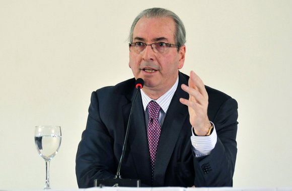 Em entrevista coletiva no Hotel Nacional em Brasília, o presidente afastado da Câmara disse nesta manhã estar convicto de que não mentiu sobre ter contas no exterior e afirmou que tem sofrido cerceamento de defesa; "Resolvi voltar com regularidade prestar satisfações, eu mesmo me expor ao debate, às entrevistas porque isto está me prejudicando. Há um nítido cerceamento de defesa meu", declarou; Eduardo Cunha (PMDB-RJ) disse não ser "nem vilão, nem herói" no processo de impeachment, mas que ter contribuído com o afastamento do governo do PT será uma marca que ele carregará "com orgulho"; o deputado voltou a dizer que "não tem o que delatar", pois não cometeu crime