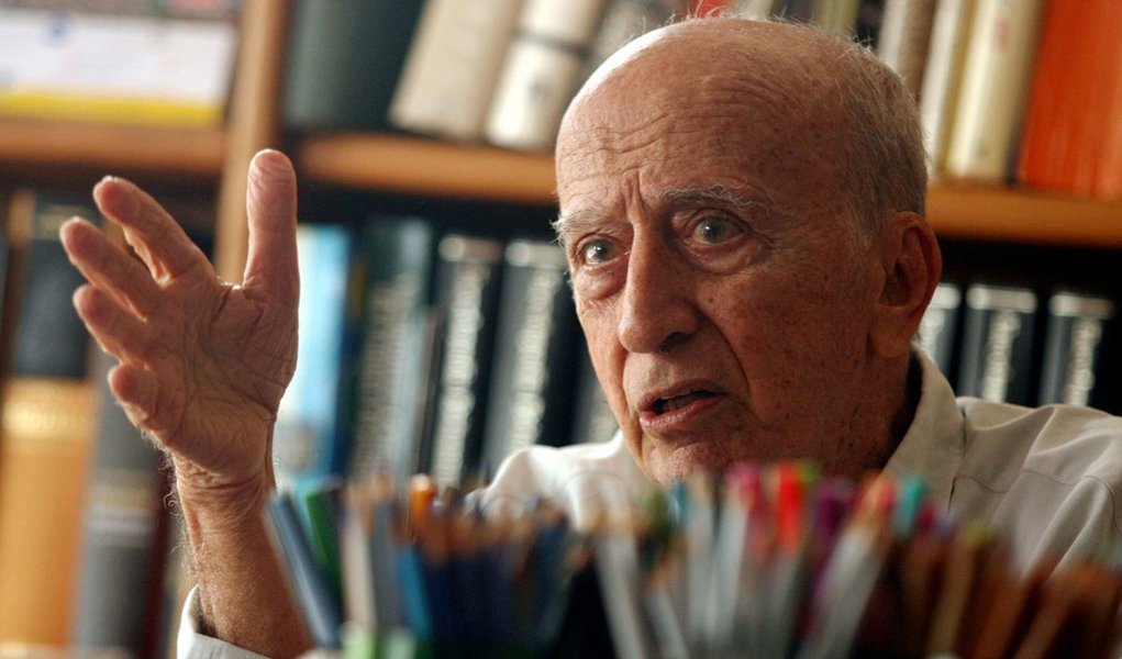 A 3ª Turma do STJ negou provimento, por maioria de votos, a recurso da Editora Abril, reconhecendo que houve violação dos direitos autorais do escritor, jornalista e chargista Millôr Fernandes, morto em 2012, pela publicação de seus textos em acervo digital da revista Veja; Millôr ajuizou ação contra a editora após o lançamento do projeto “Acervo Digital Veja”, em 2009, em comemoração dos 40 anos da revista 