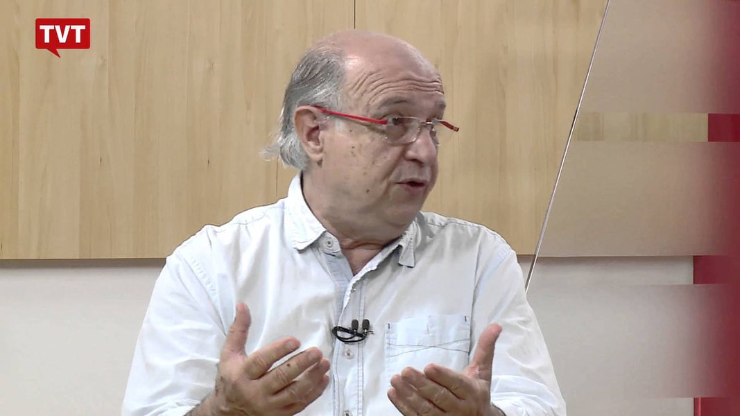 Para o analista político Paulo Vannuchi, a tentativa da Folha de S.Paulo de omitir dado colhido pelo seu instituto de pesquisa, o Datafolha, em que 60% dos entrevistados seriam favoráveis à realização de novas eleições para presidente é "vergonhoso"; segundo Vannuchi, chama a atenção a mudança de posição da Folha de S.Paulo que, adotou posição editorial crítica ao governo provisório de Michel Temer, se manifestando, inclusive, a favor da realização de novas eleições, que agora tenta esconder; "Existe hoje, no Brasil, um clima geral de golpe, de atentado à democracia. Parte substantiva desse golpe contra Dilma, contra a democracia brasileira e o voto popular, é desempenhada pela mídia", disse ele em entrevista ao Seu Jornal, da TVT; assista