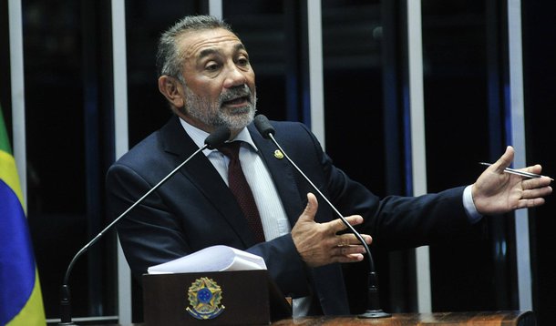 O senador Telmário Mota (PDT-RR) considerou "viciado desde a origem" o processo por crime de responsabilidade contra a presidente afastada Dilma Rousseff; em pronunciamento no Plenário nesta quarta-feira (9), o parlamentar disse que a indicação do senador Antonio Anastasia (PSDB-MG) como relator foi ilegítima pelo fato de ele ser do mesmo partido dos autores da denúncia; Telmário anunciou que vai votar contra o impeachment por convicção e disse que o PDT "sempre defendeu a legalidade"