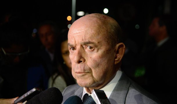 O governador em exercício do Rio, Francisco Dornelles, anunciou que a decretação do estado de calamidade pública abrirá espaço para a tomada de medidas muito duras nos próximos dias para enfrentar a crise econômica no estado; ele, porém, não quis detalhar quais medidas serão tomadas a partir da próxima semana; “O decreto de calamidade pública tem objetivo de chamar a atenção de toda a sociedade do Rio para os problemas que vive o estado, abrindo caminho para que a gente possa tomar medidas muito duras no campo da administração. Isso, no momento oportuno, nós vamos equacionar”, disse