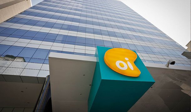 O juiz Fernando Viana, da 7ª Vara Empresarial do Rio, deferiu na noite desta quarta (29) o pedido de recuperação judicial do Grupo Oi; a empresa diz ter um total de R$ 65,4 bilhões em dívidas; o juiz determinou também que a Agência Nacional de Telecomunicações (Anatel) apresente, no prazo de cinco dias, uma relação de até cinco empresas, com "idoneidade e expertise sobre a matéria", que será avaliada pela Justiça para nomeação do administrador judicial