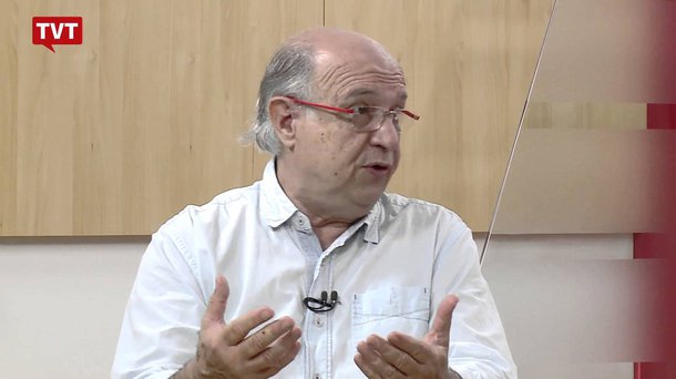 Para o analista político Paulo Vannuchi, a tentativa da Folha de S.Paulo de omitir dado colhido pelo seu instituto de pesquisa, o Datafolha, em que 60% dos entrevistados seriam favoráveis à realização de novas eleições para presidente é "vergonhoso"; segundo Vannuchi, chama a atenção a mudança de posição da Folha de S.Paulo que, adotou posição editorial crítica ao governo provisório de Michel Temer, se manifestando, inclusive, a favor da realização de novas eleições, que agora tenta esconder; "Existe hoje, no Brasil, um clima geral de golpe, de atentado à democracia. Parte substantiva desse golpe contra Dilma, contra a democracia brasileira e o voto popular, é desempenhada pela mídia", disse ele em entrevista ao Seu Jornal, da TVT; assista