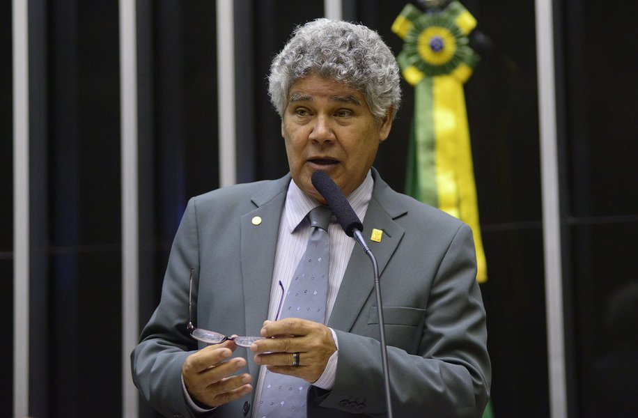 Em nota no blog do Moreno, o deputado Chico Alencar, do PSOL, questiona a data marcada pelo presidente da Câmara, Rodrigo Maia, para julgar o processo de cassação de seu antecessor, Eduardo Cunha; votação está agendada para dia 12 de setembro próximo, que será uma segunda-feira e a 19 dias das eleições municipais; "O julgamento de Cunha para o dia 12/9 é convite à gazeta, que seus aliados já preparam. Dia 12 é uma segunda feira, quando nem os governos com interesse em matérias conseguem quorum", diz Chico