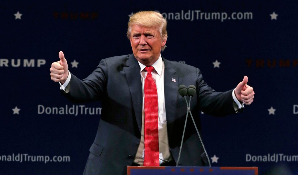 O empresário Donald Trump se tornou oficialmente o candidato do Partido Republicano à presidência dos EUA nesta terça (19), ao vencer a votação realizada durante a convenção oficial do partido em Cleveland, Ohio; ele garantiu a maioria necessária de 1.237 durante as prévias, ainda em maio; o anúncio de que ele tinha conseguido esse apoio foi feito pelo filho mais velho, Donald Jr., delegado por Nova York