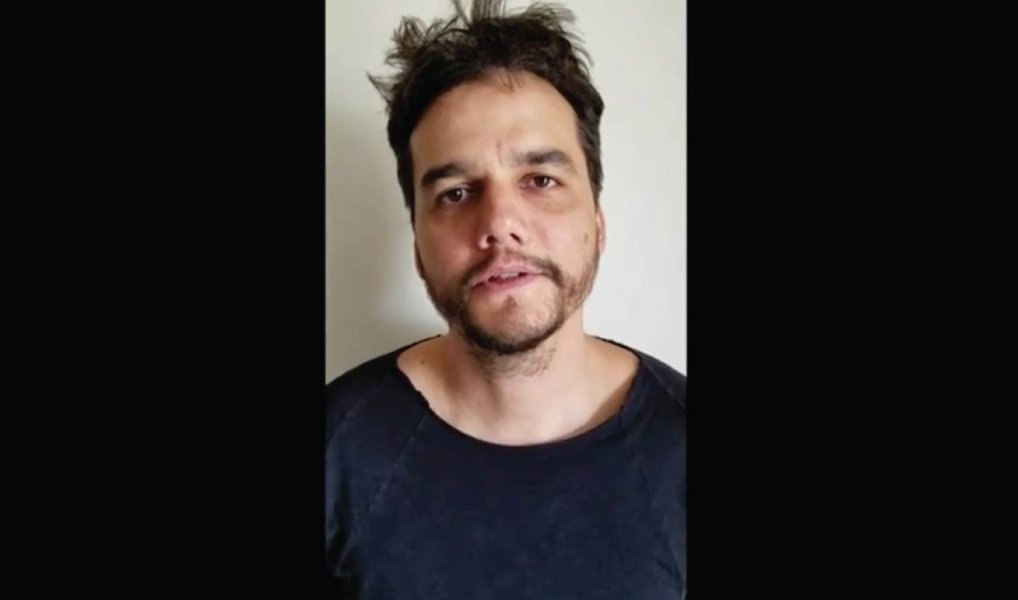 Em vídeo postado nas redes sociais, ator diz ter "muito orgulho da resistência dos artistas brasileiros" contra o golpe no Brasil e afirma apoiar o projeto "Canta a Democracia", que arrecada recursos para produzir dois shows com diversos artistas em defesa da democracia; vídeo