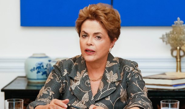 A presidente eleita Dilma Rousseff decidiu não depor pessoalmente à comissão do impeachment no Senado na próxima quarta (6); seu advogado, o ex-ministro José Eduardo Cardozo, deve falar no lugar dela; Dilma não era obrigada a comparecer no depoimento; aliados avaliam que, caso seja para ir pessoalmente ao Senado, que o faça no plenário, não na comissão especial