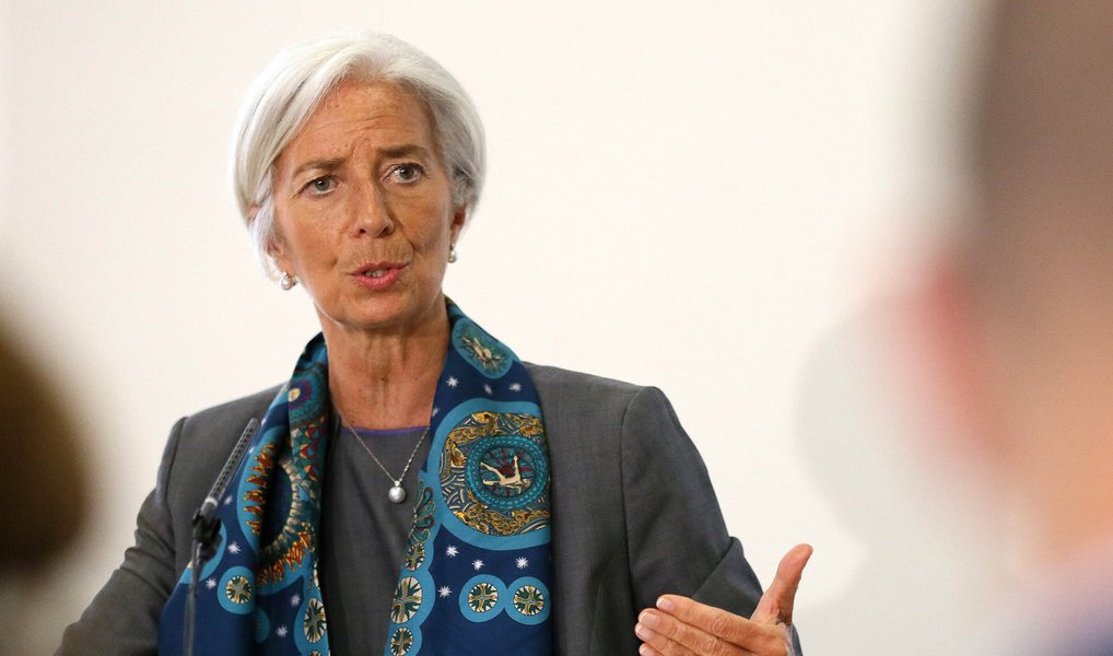 Fundo Monetário Internacional (FMI) recomendou que o Brasil promova um aumento nos impostos para complementar o ajuste fiscal; segundo a instituição, o pequeno espaço para o Banco Central reduzir os juros aumenta a necessidade de o país buscar o equilíbrio nas contas públicas, tanto por meio de corte de gastos quanto por meio de elevações de tributos; "O novo governo deve complementar o limite proposto para os gastos federais correntes com medidas tributárias [termo usado pelo FMI para se referir a altas de tributos] e enfrentar a rigidez de gastos e mandatos insustentáveis, inclusive no sistema de previdência", destacou a instituição chefiada por Christine Lagarde