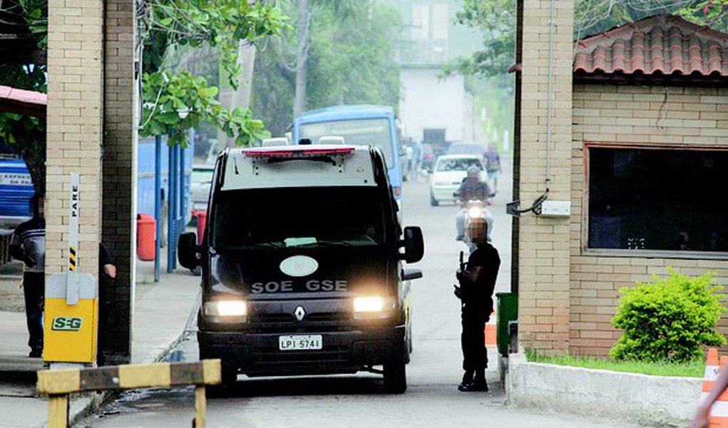 A Secretaria de Administração Penitenciária (Seap) reforçou a vigilância no presídio Jonas Lopes de Carvalho, Bangu 4, em Gericinó, na Zona Oeste do Rio; o governo fluminense decidiu aumentar o número de agentes penitenciários na unidade, após a informação de que detentos de uma facção paulista que cumprem pena no local tentariam fugir 