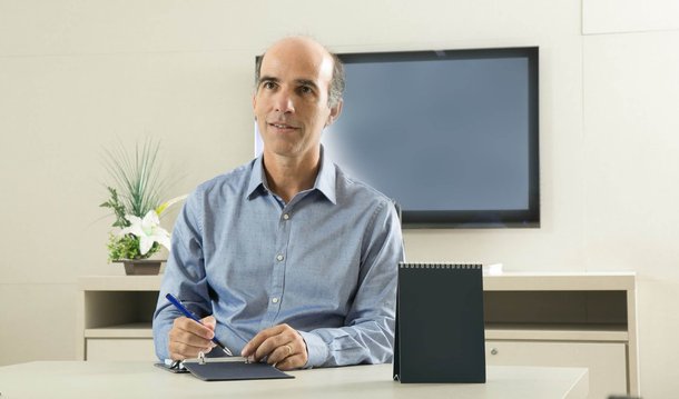 O ex-diretor-geral da Empresa Brasil de Comunicação (EBC) Pedro Henrique Varoni de Carvalho entrou nesta segunda (13), no Supremo Tribunal Federal (STF), com um mandado de segurança para retornar ao cargo; Varoni foi exonerado no dia 19 de maio, por meio de um decreto assinado pelo presidente interino, Michel Temer; a ação foi distribuída para o ministro Marco Aurélio; o ex-diretor foi nomeado pela presidente Dilma Rousseff, no dia 28 de março, e alega que sua exoneração foi ilegal