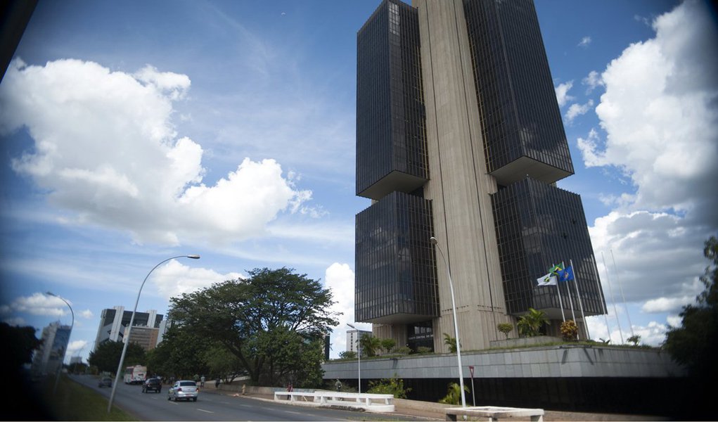 Instituições financeiras consultadas pelo Banco Central (BC) esperam redução de 0,25 ponto percentual na taxa básica de juros, a Selic, nesta semana; nesta terça-feira e quarta-feira (19), o Comitê de Política Monetária (Copom) do BC reúne-se para definir a taxa de juros, que atualmente está em 14,25% ao ano; para a inflação, as instituições financeiras reduziram de 7,04% para 7,01% a estimativa para o IPCA