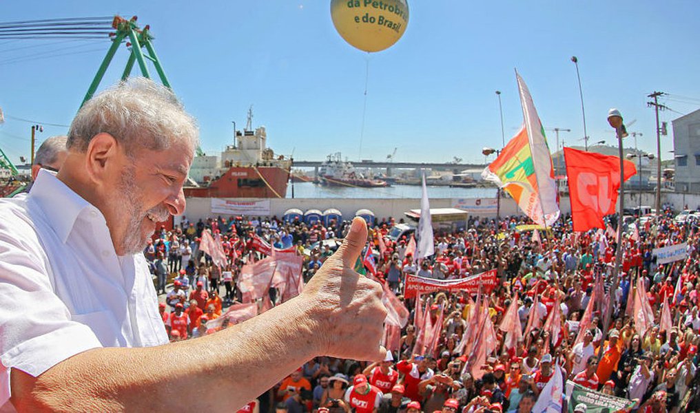 "O golpe foi dado para tirar o PT do governo, mas também para tentar impedir que as elites brasileiras voltem a perder o controle do Estado e tenham que conviver com governos que não fazem o que elas querem. Para demonstrar que as elites não aceitam mais perder eleições e têm que aceitar o resultado dessas eleições. E esse risco teve um nome preciso e continua tendo: Lula", escreve Emir Sader, sociólogo e colunista do 247; "Já não importa que o Judiciário apareça, em todas as suas instâncias, como um simulacro de órgão que garanta a Constituição e a democracia. Às favas com as aparências. Agora se trata de blindar o capitalismo brasileiro e o Estado brasileiro, para que sigam sob o controle das minorias, que sempre haviam dirigido o Brasil", afirma