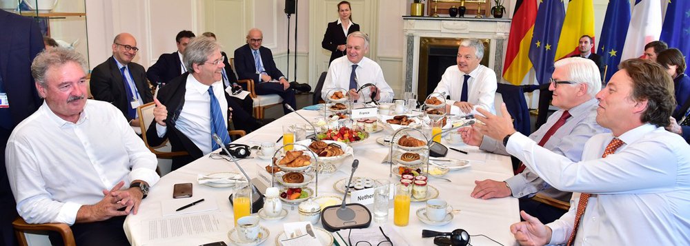 Ministros da Alemanha, França, Itália, Holanda, Bélgica e Luxemburgo enviaram neste sábado, 25, um comunicado conjunto ao Reino Unido para deixar o bloco o mais rapidamente possível após britânicos votaram para sair; "É do interesse britânico e dos europeus não ter um período de incerteza que teria consequências financeiras, e que poderia ter consequências econômicas e políticas", disse o chanceler francês Jean-Marc Ayrault, em entrevista coletiva conjunta após a reunião dos seis ministros em Berlim