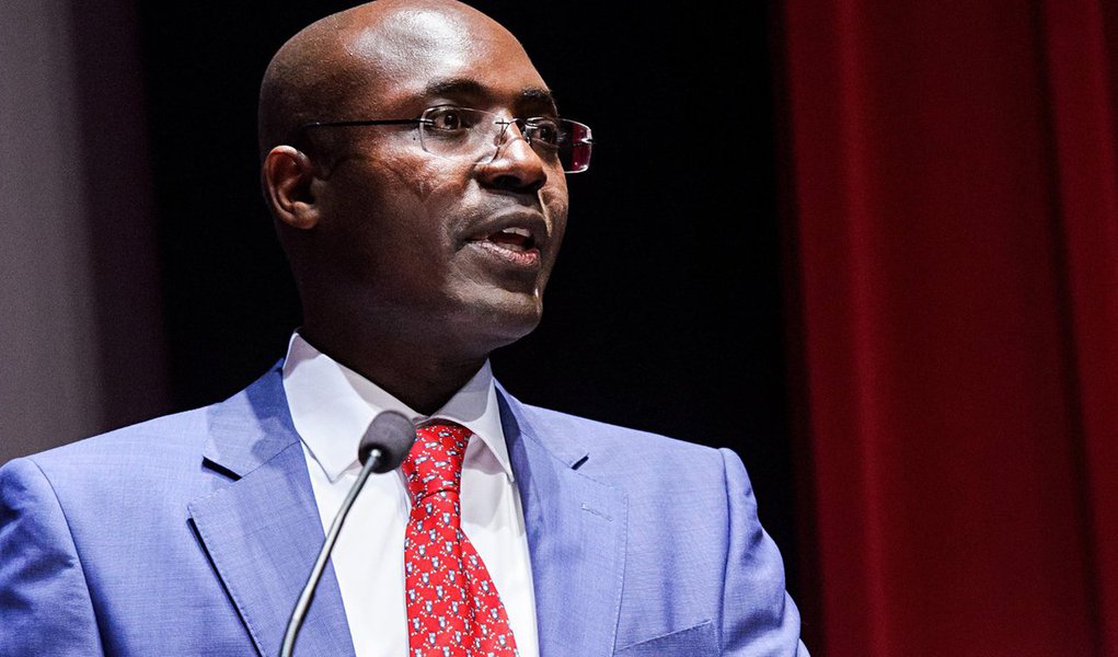Em São PAulo para participar de um evento de jornalismo investigativo, o jornalista angolano Rafael Marques Morais disse que a Odebrecht pratica corrupção "há anos" em Angola, e que as descobertas da operação Lava Jato sobre a empreiteira no país africano não lhe surpreendem; "A única surpresa é por que demorou tanto tempo. A Odebrecht faz isso há décadas. A única surpresa para o povo angolano é o fato de só agora essa informação estar a vir a público", afirmou; "Num país normal, a Odebrecht teria que ser investigada por estabelecer uma parceria corrupta com dirigentes angolanos"